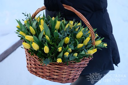 Корзина желтых тюльпанов